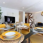 Charming And Stylish Downtown In Xix Century Building Διαμέρισμα *