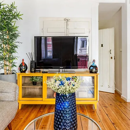 Charming And Stylish Downtown In Xix Century Building Lissabon